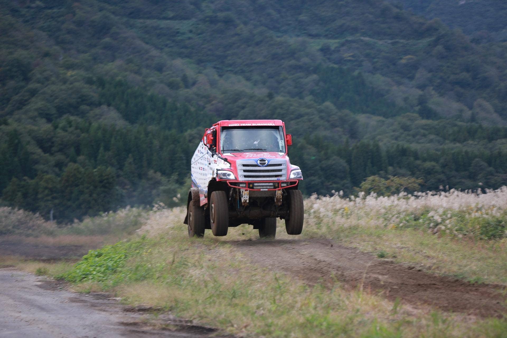 Hino reveals 1,065-horsepower, 1,693 pound-foot Dakar Rally race